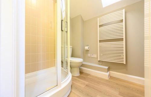 Cosy Cotswold Lodge by Your Home Here - ideal for families, log-burner, spa, private parking, EV Hookup included and heated swimming pools - Foto 10