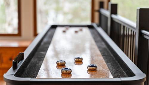 Remodeled Lakefront Cabin, shuffleboard, Starlink - Foto 4, Game Room