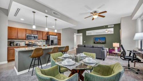 HUGE Panoramic SkySuite w/ Downtown VIEWS: Gym - Foto 3