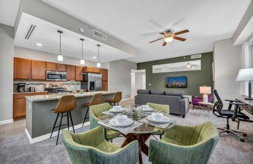 HUGE Panoramic SkySuite w/ Downtown VIEWS: Gym - Photo 3