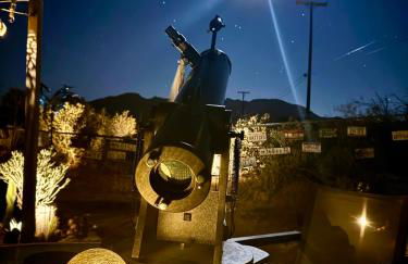 10 minutes to JTNP - Sauna, Hot Tub, Cold Plunge Saltwater Pool, Telescope, Fireplace and Views - Foto 2