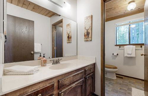 Less Than 2 Mi to Tahoe Donner Ski Resort Serene Retreat - Foto 13