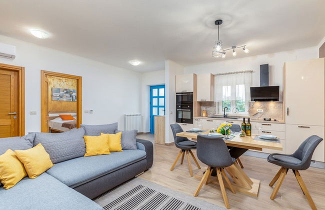 Stylish Villa With Swimming Pool and Garden - Photo 9