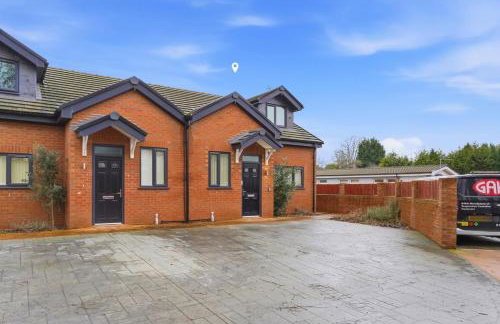 Spacious Ensuite Home near M6 with Driveway Parking - Foto 26