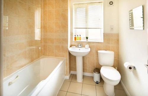 Modern and Spacious Home From Home 1 mile from M1 - with Netflix, Prime Video, PS5, free parking, superfast WiFi, BBQ - Sleeps 11 - By Brightleap Apartments - Foto 40