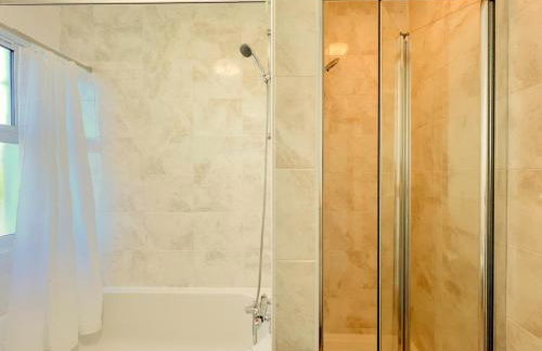 3 Bedroom House by Brookland Stays Serviced Accommodation Short Lets Leeds - Foto 13