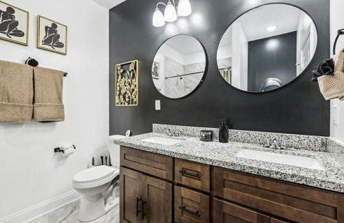 Spacious 10BR NOLA Home, Perfect for Groups, King bed - Foto 7