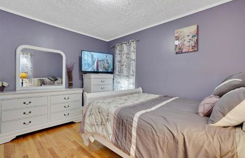 Super Cute & Cool Home with 65Inch TV 2Baths 4 Bedrooms 2King Beds BBQ Grill Fenced Backyard - Foto 49