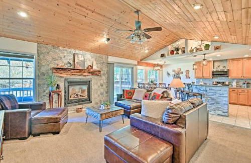 Near Trails, Lakes and Golf Pinetop Home with Deck - Foto 3