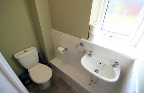 St James House - Charming 3 bed, 2 bathrooms, driveway parking, close to town centre - Photo 30