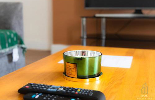 Modern 2BR Apartment - Prime Location Near Beach & Town - Sleeps 5 - Foto 19