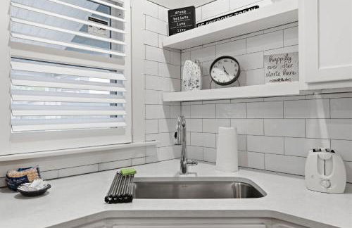 Charming Home in the Highlands W Private Backyard - Foto 16