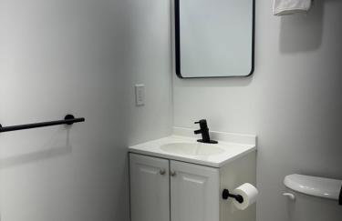 Cozy 3BR Retreat with Rooftop Near EWR & NYC Access - Photo 19