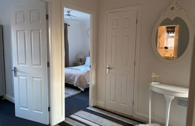 4-bed House With Private Garden in Barnsley! - Photo 30