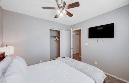 Cozy Getaway with King Bed, BBQ & Spacious Backyard - Photo 27