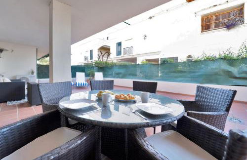 Apartamento con enorme terraza en complejo con piscina en Nueva Andalucía - Lorcrimar - Foto 16