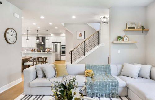 Modern Kirkland 4BR Family Oasis Kids Paradise - Photo 16