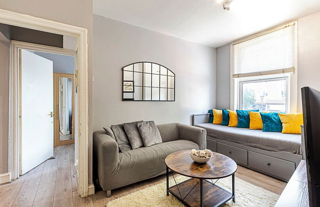 Stylish City Retreat - Photo 16