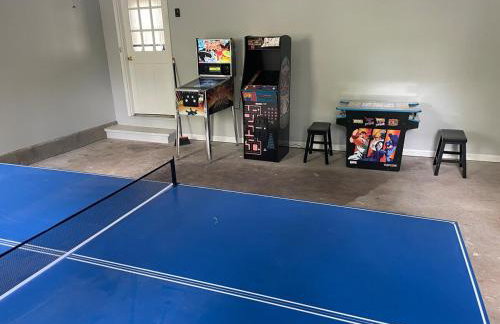Cozy Home with Arcade, Ping Pong & Fenced Backyard - Foto 14