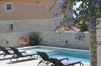 Apartments Mia with pool near Medulin - Photo 1