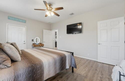 Game Barn, Cowboy Pool, 17ft Movie Screen - sleeps 10 - Photo 32