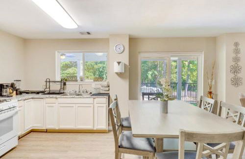 Hemphill Vacation Rental with Pool, Walk to Lake! - Foto 9