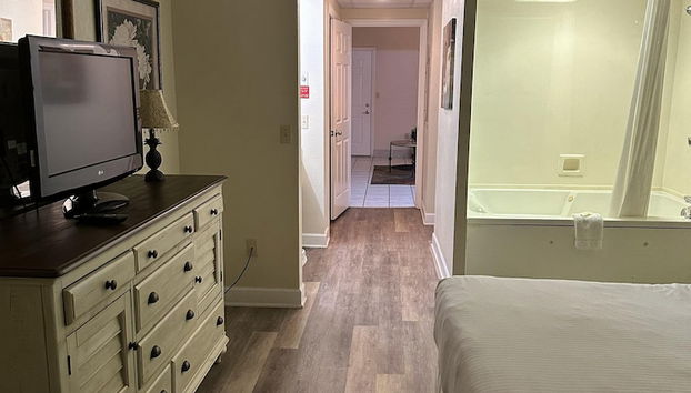 Riverside 209 1BR Condo with Jacuzzi by RedAwning - Foto 5, Habitación