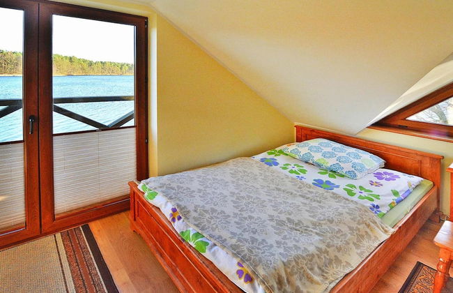 Holiday House by the Lake With a Fireplace - Photo 3