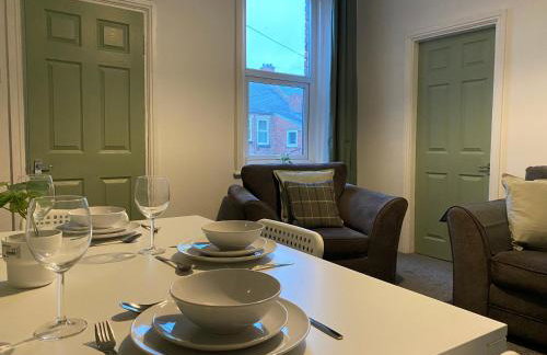 Overhill 3 bedroom flat 5 beds, free parking, ideal for Contractors - Foto 2