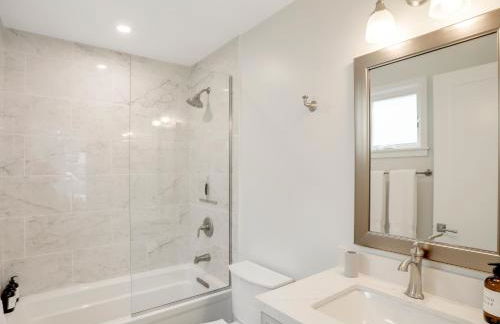 Coastal retreat near the beach w Panoramic Ocean Views, Rooftop Deck, & Firepit - Foto 11