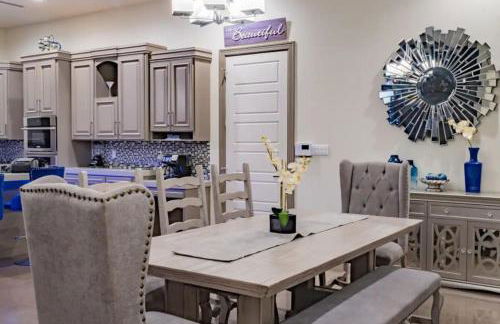 4 Bedrooms Pool Game room Massive Kitchen - Photo 4