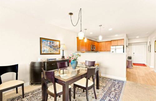 Seaside Waterfront condo walking to downtown and beach - Foto 18