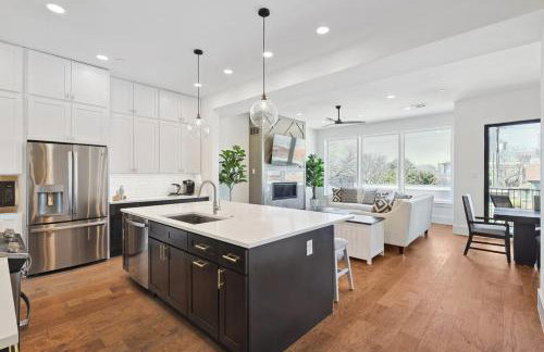 3-BD Luxury Living w Rooftop Garden Views - Photo 1