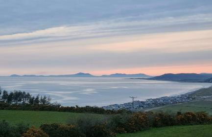 Enlli Fach cabin sleep's 2 adults and 2 children 2 dogs welcome not suitable for contract workers due to parking height restrictions - Photo 43