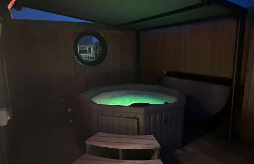 Humberston Boathouse Lodge & Hot Tub - Cleethorpes Beach Cabin Chalet - Foto 28