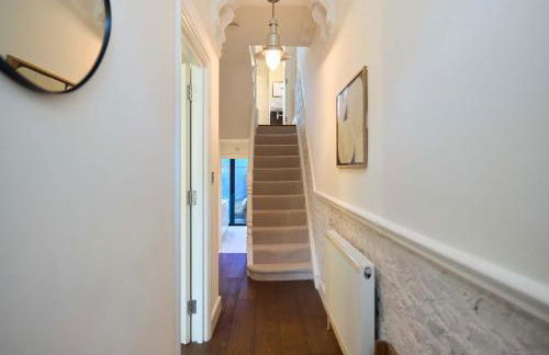 Behind the Blue Wall - Foto 34