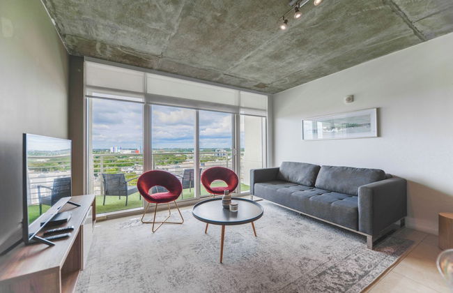 Lovely Condo|Pool & Parking at Midblock - Foto 10