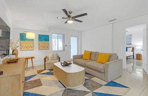 Boca Waterfront • Watch the Boats • Pool & Gym - Photo 5