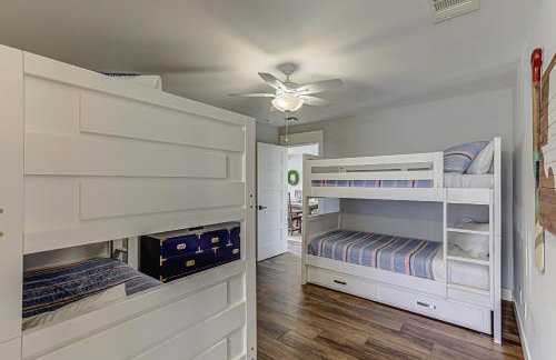 Lakefront Family Home for 12 w Picturesque Views & Patio - Foto 33