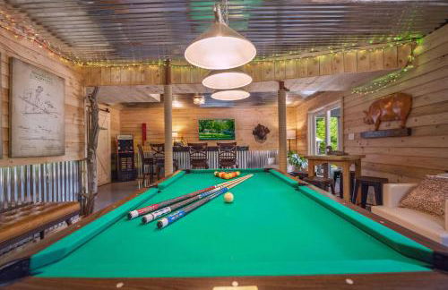 Trailblazer Lodge - Upscale, hot tub, trail, game room, wifi, fire pit, bar, pool table, king bed, view, pet friendly - Photo 9