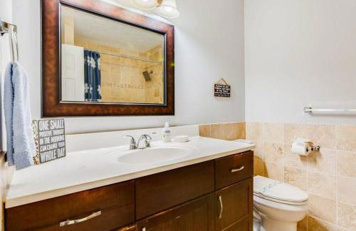 Spacious 5BR Retreat Sleeps 12,Large Deck - Foto 31