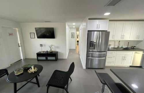 Stylish Pool Home - Photo 22