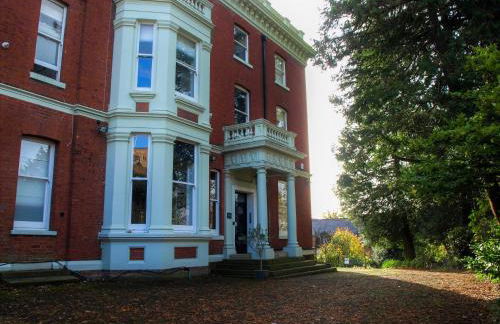 Torrington Hall - Photo 5