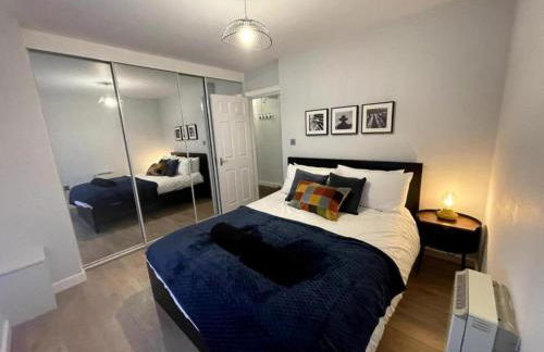 Central Industrial Chic 2-Bedroom Flat - Photo 2