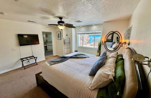 Epic Views, Huge House, Acres of J-Trees to explore, Hot Tub, Pool, AC, and Mini-Golf - Foto 38