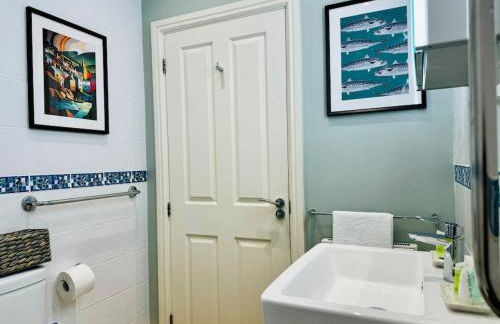 Luxury Sea View Apartment with Multi Room Balcony And Private Onsite Parking Only 300M From the Beach - Foto 11