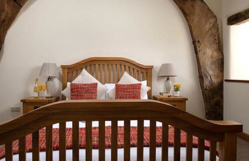 CRUCK BARN - Beautiful Renovated Barn within the Countryside - Photo 21