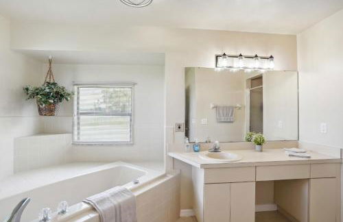 Luxurious Florida Home with Pool and Canal Access - Foto 20