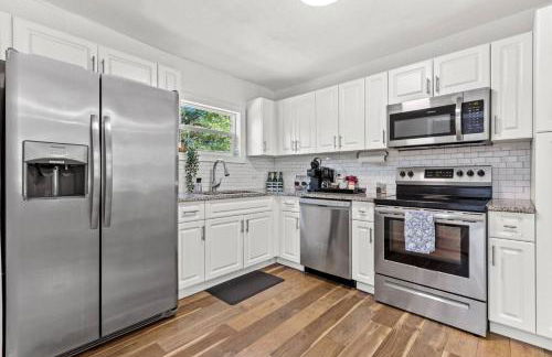 Treehouse is a Quaint 2 BR in an Up-and-Coming Part of Town, Pet Friendly with Fenced Yard and lounge area that is Close to Downtown Tampa - Foto 6