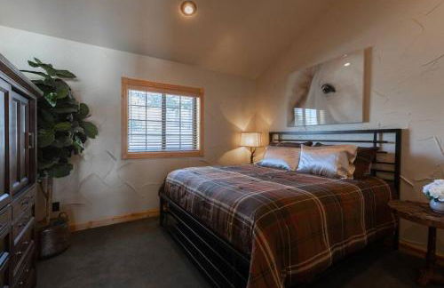 MAJESTIC VIEWS FAMILY LODGE with Large Deck - Photo 31